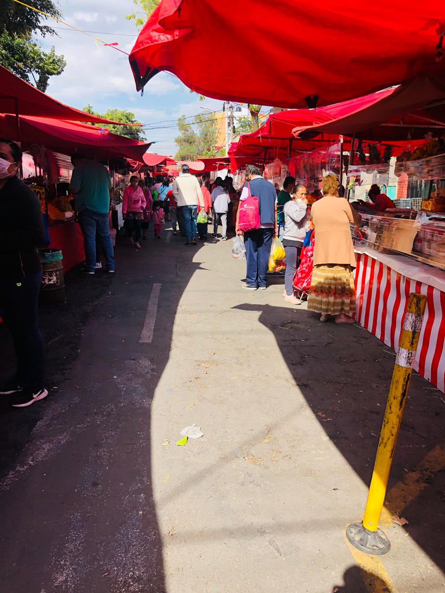 djeferrer's tweet photo. @MHGOByJ Estamos hartos los vecinos del Mercado sobre ruedas de: Lago Xochimilco 8 col Anahuac del Miguel hidalgo, parque Salesiano. Tantos contagios y permiten el Mercado vendiendo comida y lleno de gente. Hagan algo ya. No dejan salir de mi casa, invaden todo, plaga #FueraRomo https://t.co/iRdT8plkPn