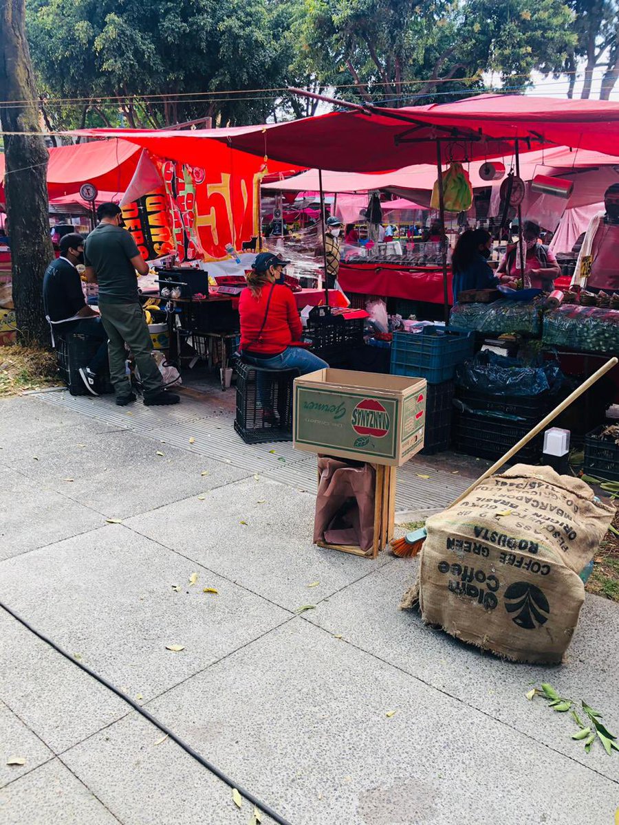 djeferrer's tweet photo. @MHGOByJ Estamos hartos los vecinos del Mercado sobre ruedas de: Lago Xochimilco 8 col Anahuac del Miguel hidalgo, parque Salesiano. Tantos contagios y permiten el Mercado vendiendo comida y lleno de gente. Hagan algo ya. No dejan salir de mi casa, invaden todo, plaga #FueraRomo https://t.co/iRdT8plkPn