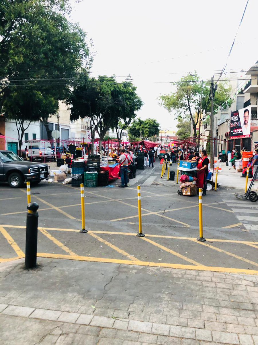 djeferrer's tweet photo. @MHGOByJ Estamos hartos los vecinos del Mercado sobre ruedas de: Lago Xochimilco 8 col Anahuac del Miguel hidalgo, parque Salesiano. Tantos contagios y permiten el Mercado vendiendo comida y lleno de gente. Hagan algo ya. No dejan salir de mi casa, invaden todo, plaga #FueraRomo https://t.co/iRdT8plkPn