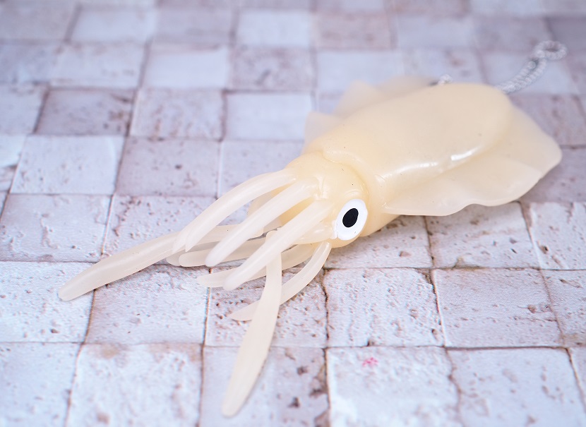 紅蓮ラン Sラングレン En Twitter 内部に衝撃で光る振動センサーライトが内蔵されている 種類はアオリイカとヤリイカのみ せっかく光るのにホタルイカモチーフじゃないんだ ってなった