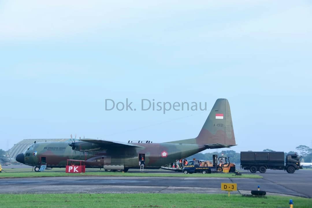 _TNIAU's tweet photo. 👮‍♂️Merespon banjir Kalimantan Selatan, sesuai instruksi Panglima TNI,   TNI AU mengerahkan dua pswt C-130 Hercules angkut logistik dan personel SAR bantu korban banjir.

      A-1327 Skadud 31 membawa  perahu karet dan A-1330 Skadud 33 membawa logistik dan personel.

#tniau https://t.co/O1XbgJM97a