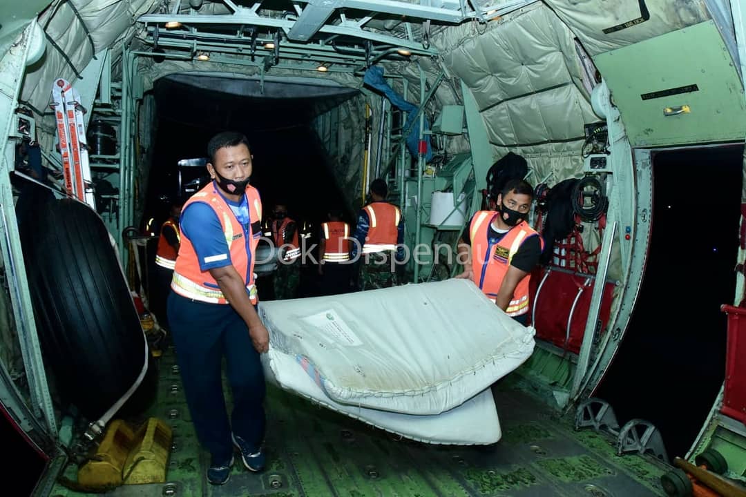 _TNIAU's tweet photo. 👮‍♂️Merespon banjir Kalimantan Selatan, sesuai instruksi Panglima TNI,   TNI AU mengerahkan dua pswt C-130 Hercules angkut logistik dan personel SAR bantu korban banjir.

      A-1327 Skadud 31 membawa  perahu karet dan A-1330 Skadud 33 membawa logistik dan personel.

#tniau https://t.co/O1XbgJM97a