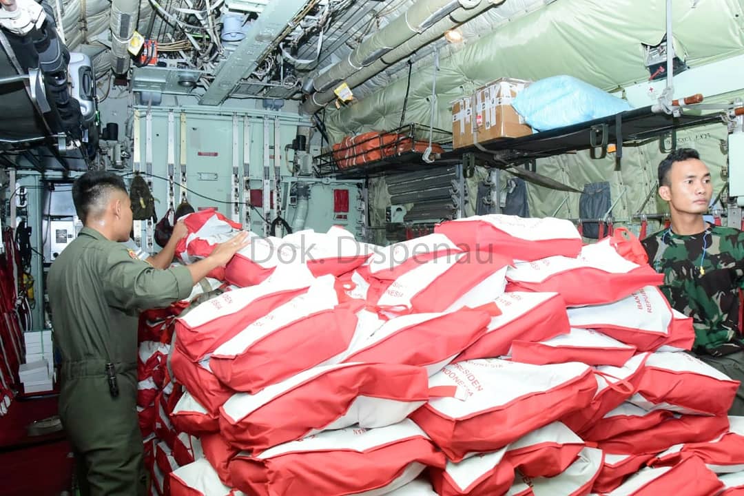_TNIAU's tweet photo. 👮‍♂️Merespon banjir Kalimantan Selatan, sesuai instruksi Panglima TNI,   TNI AU mengerahkan dua pswt C-130 Hercules angkut logistik dan personel SAR bantu korban banjir.

      A-1327 Skadud 31 membawa  perahu karet dan A-1330 Skadud 33 membawa logistik dan personel.

#tniau https://t.co/O1XbgJM97a