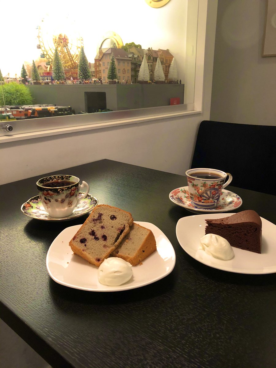 Papaguecoffee パパゲ珈琲店 今週末のマダムの手づくりケーキは チョコレートケーキと ブルーベリーのシフォンケーキです 今週末も感染症対策にご協力をよろしくお願い致します パパゲ珈琲店 シフォンケーキ チョコレートケーキ 十条銀座 東京喫茶店
