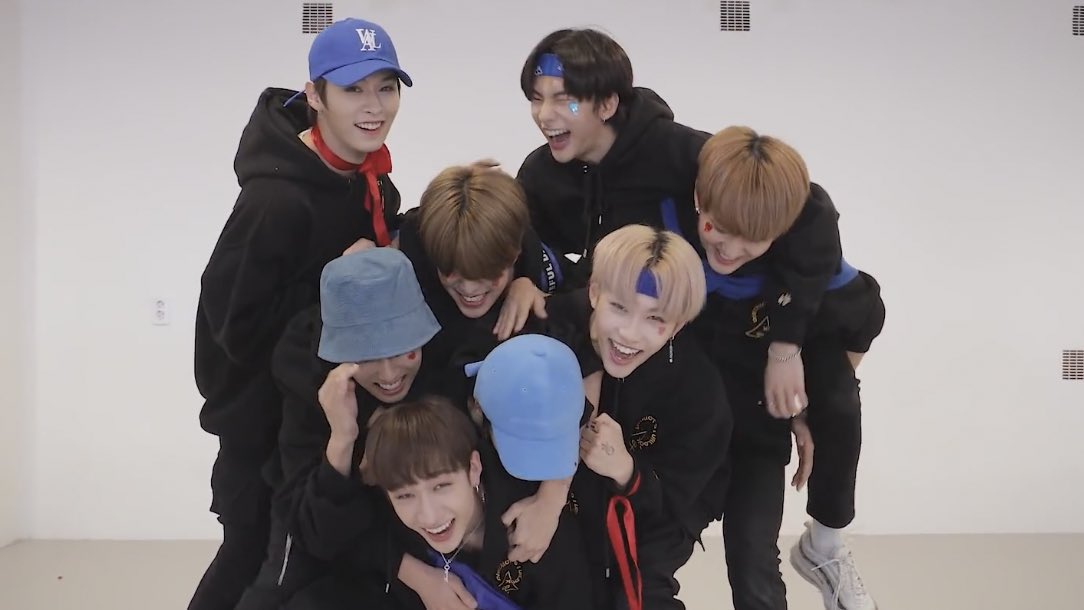 bangchannies's tweet photo. stray kids: *exist* 

bang chan: 🥰🥰🥰 https://t.co/6Hx5zsvw0m