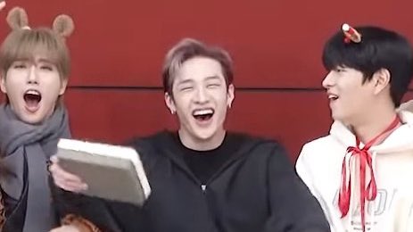 bangchannies's tweet photo. stray kids: *exist* 

bang chan: 🥰🥰🥰 https://t.co/6Hx5zsvw0m