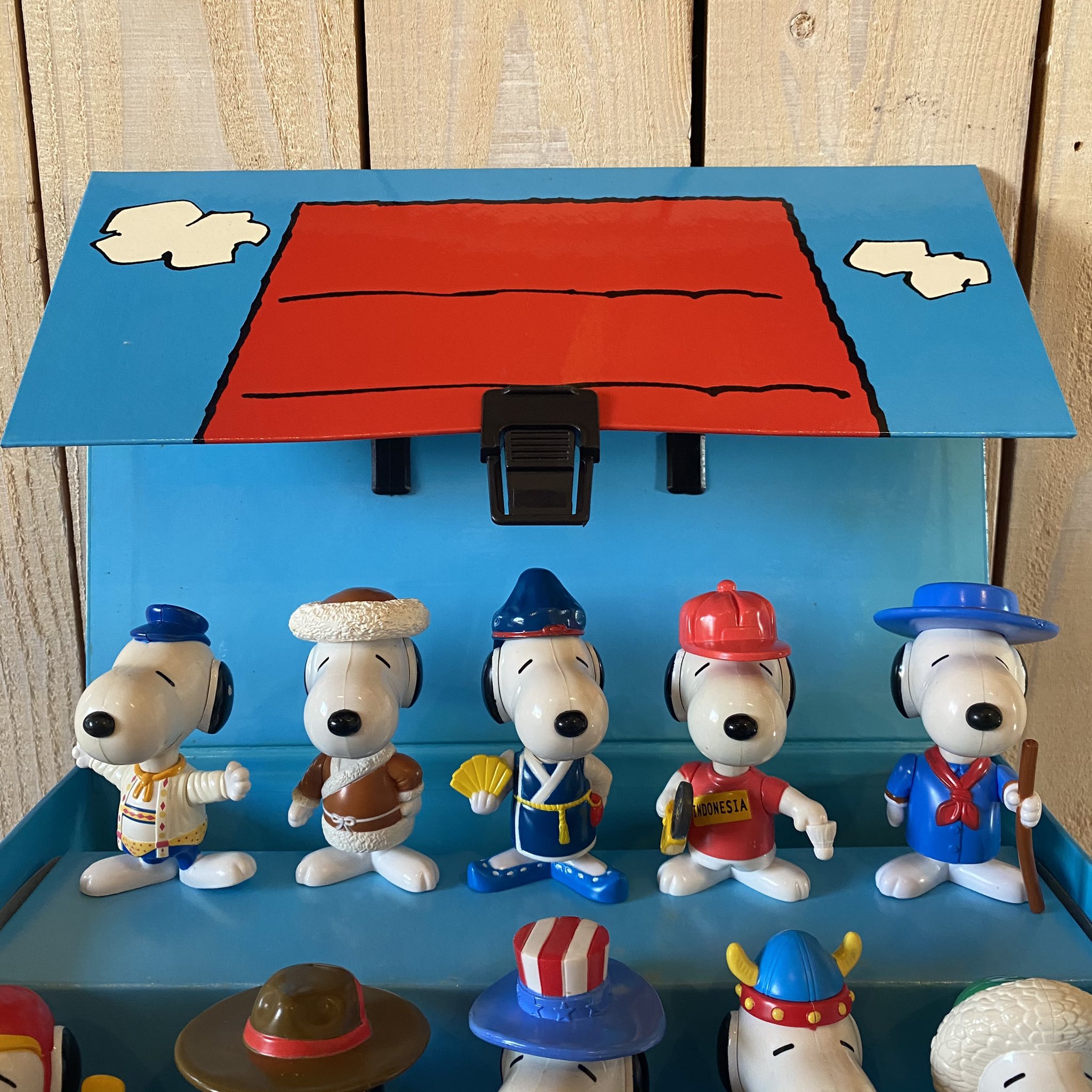 Whatever Whateverオープンしました 皆様のご来店心よりお待ちしております Mcdonald S Snoopy World Tour Box マクドナルドのマックミール スヌーピー ワールドツアー 犬小屋柄ボックスセットです 通販も承っております お電話かdmにて問い合わせ