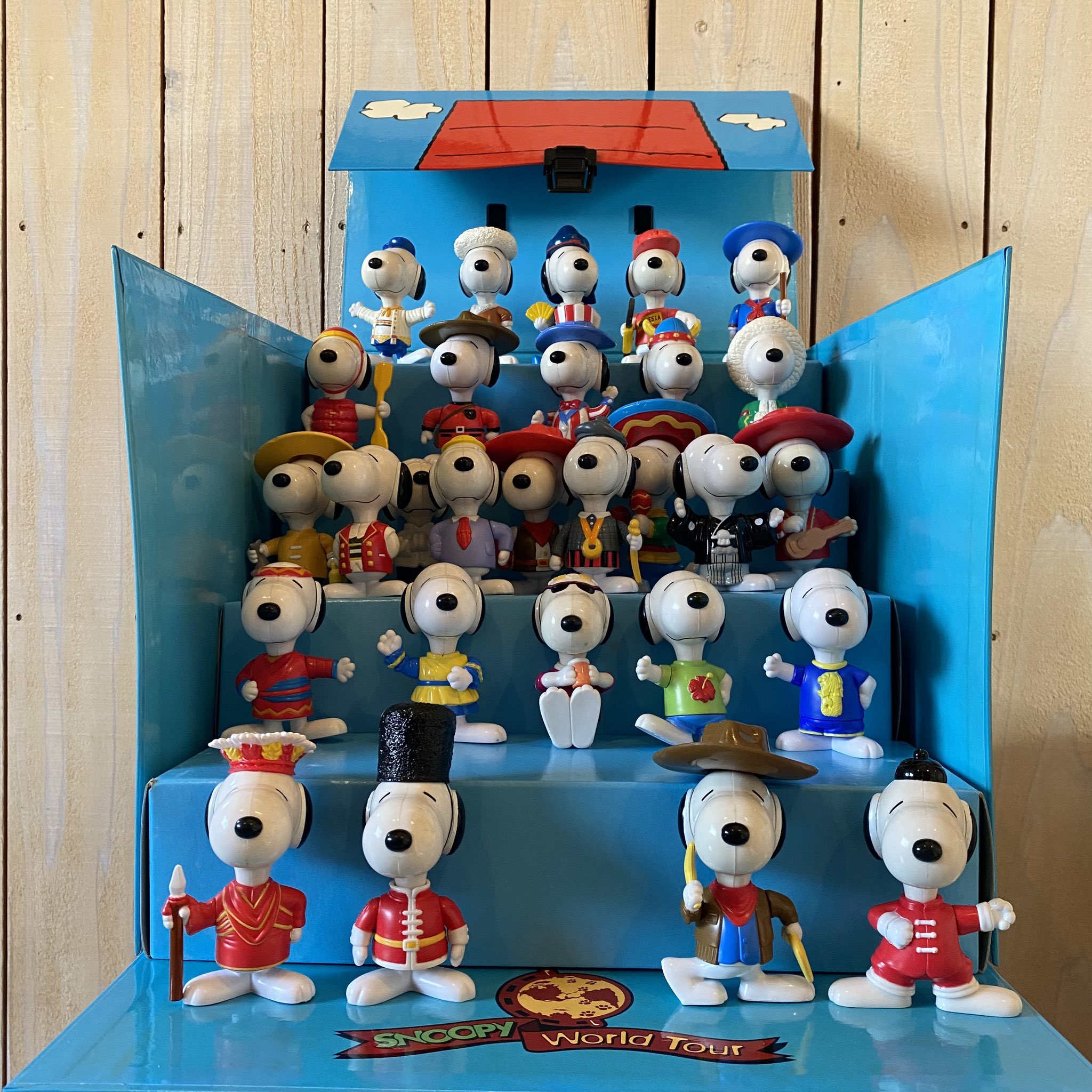 Whatever Whateverオープンしました 皆様のご来店心よりお待ちしております Mcdonald S Snoopy World Tour Box マクドナルドのマックミール スヌーピー ワールドツアー 犬小屋柄ボックスセットです 通販も承っております お電話かdmにて問い合わせ