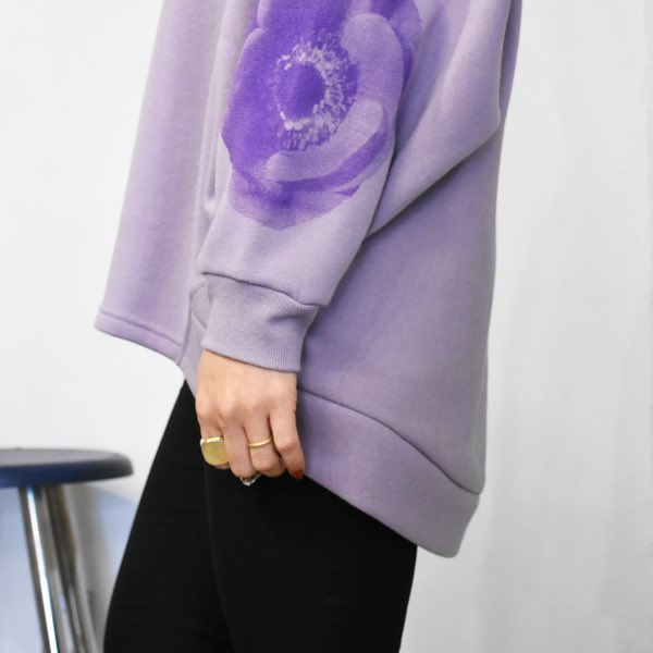 RAYdy_official's tweet photo. アネモネが両腕を飾る🌼

肩をおとしたリラクシーな
ドロップショルダーの
オフタートルプルオーバー🌼
【RAYDY】 Anemone off turtle sweat
https://t.co/B4O2Bi0p2e
3color
🟥Red Anemone 『君を愛す』
⬜️White  Anemone 『真実』
🟪Purple  Anemone 『あなたを信じて待つ』 https://t.co/h7eSg2ikpc