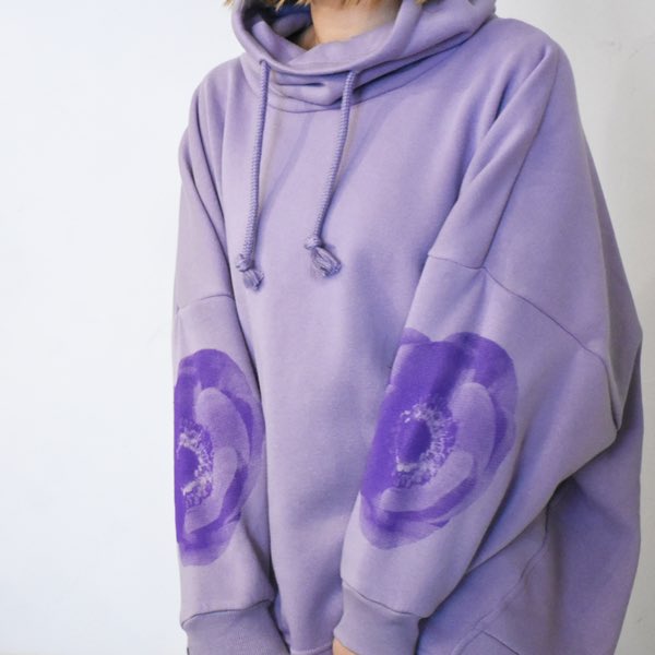 RAYdy_official's tweet photo. アネモネが両腕を飾る🌼

肩をおとしたリラクシーな
ドロップショルダーの
オフタートルプルオーバー🌼
【RAYDY】 Anemone off turtle sweat
https://t.co/B4O2Bi0p2e
3color
🟥Red Anemone 『君を愛す』
⬜️White  Anemone 『真実』
🟪Purple  Anemone 『あなたを信じて待つ』 https://t.co/h7eSg2ikpc