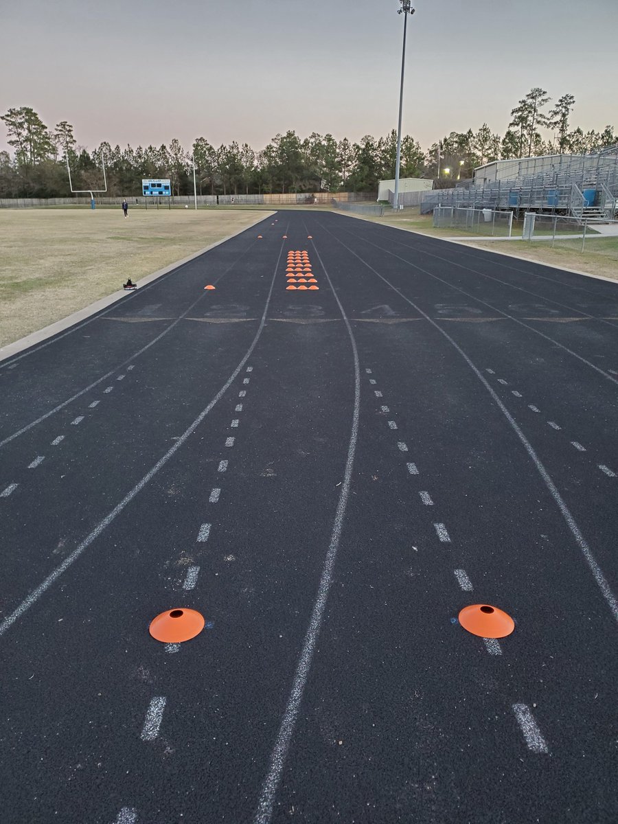 WLPFProject's tweet image. 7th grader has an overpronounced lean causing over-stride. FastSSC: 2*machine guns,cha-cha,quick side-side/back-forth hops,scissors. 
•3*20,3*30yd accel
•4*15m accel,4' cone space forced to tuck hips &amp;amp; be tall,10m sprint (form&amp;amp;frequency)
•4*20m accel,20m sprint to put together