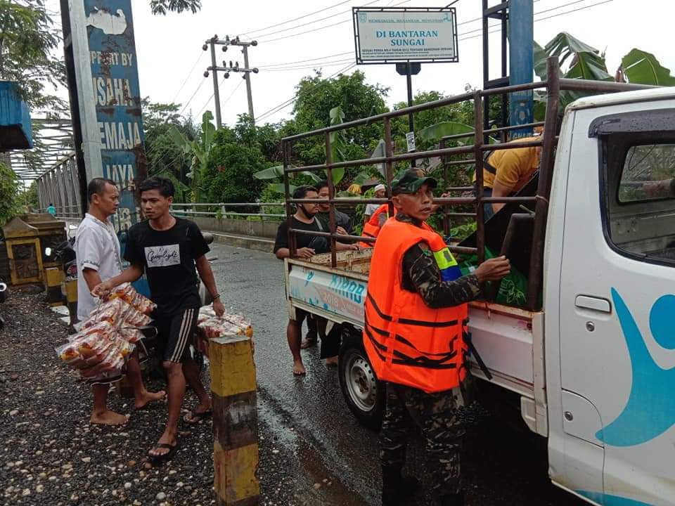 NTRL_id's tweet photo. Dari kemarin masih siaga di hari ke-3 "SEJAK" Banjir Bandang.
Dari evakuasi, bangun dapur umum, bikin posko, standby 24 jam, hingga membantu warga terdampak.
Satsus Balakar dan Bagana Satkorwil Banser Kalimantan Selatan.
Masih nanya Banser dimana? https://t.co/cx20cR6frq