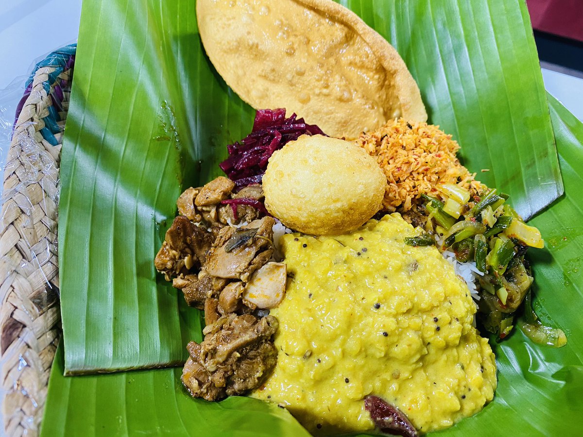 フロリダ亭 フロリダ亭 スリランカバナナリーフカレー 本日の具材 チキンカレー ビーツ ネギ炒め ココナッツサンボル パリップ Fried Egg パパダン オーガニックサラダ 池袋カレー 雑司ヶ谷カレー 東京スリランカカレー バナナリーフカレー ランチ