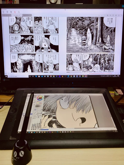 最近の作業環境。参考用の資料として電子書籍版の水木しげる漫画大全集をちまちま購入。解像度が高くて画面大きくして見ても全然潰れず読みやすくてありがたい…・PC版で本棚整理が出来る・PC版で複数の本が開ける・ポイント還元がデカいという理由でkindleよりもebookjapanをメインにしてます。 