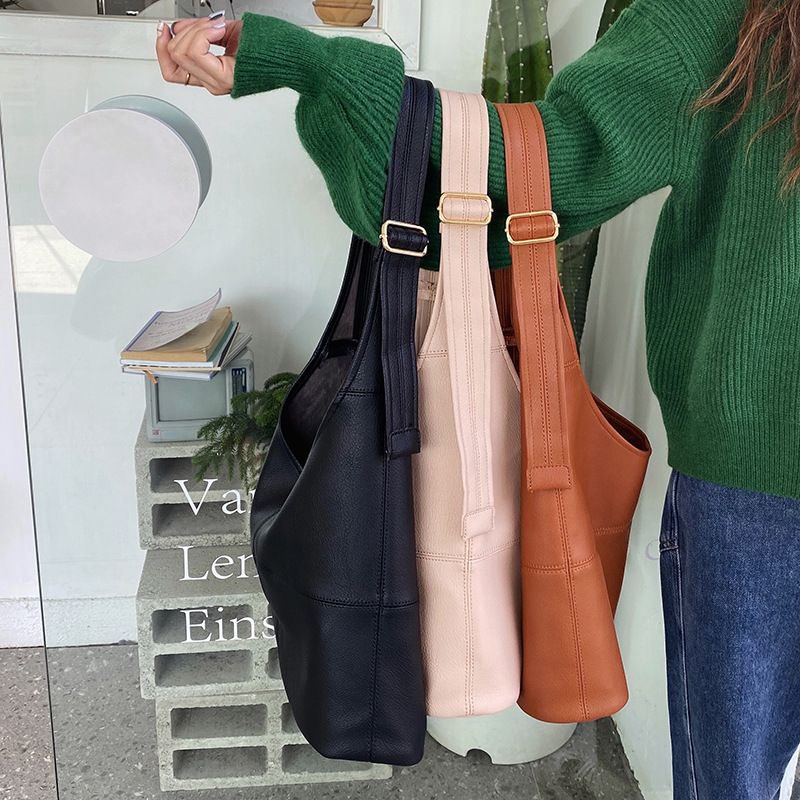 silyn_official's tweet photo. พร้อมส่ง!!!!!! Girdle set มาเป็นเซ็ต แถมกระเป๋าซิปใบเล็กทุกใบ 
ใส่ของได้เยอะไม่เบานะ หนังนุ่ม สายปรับเลื่อนได้ สะพายได้หลายแบบ มีให้เลือก 3 สีเลย
💞size : ใบใหญ่ 28x24x10 cm 
💞size : ใบเล็ก 24x17x6.5 cm 
💞วัสดุทำจากหนัง PU 
ราคา 340 บาทรวมส่ง✨ #silynofficial https://t.co/JcyQAau1ya