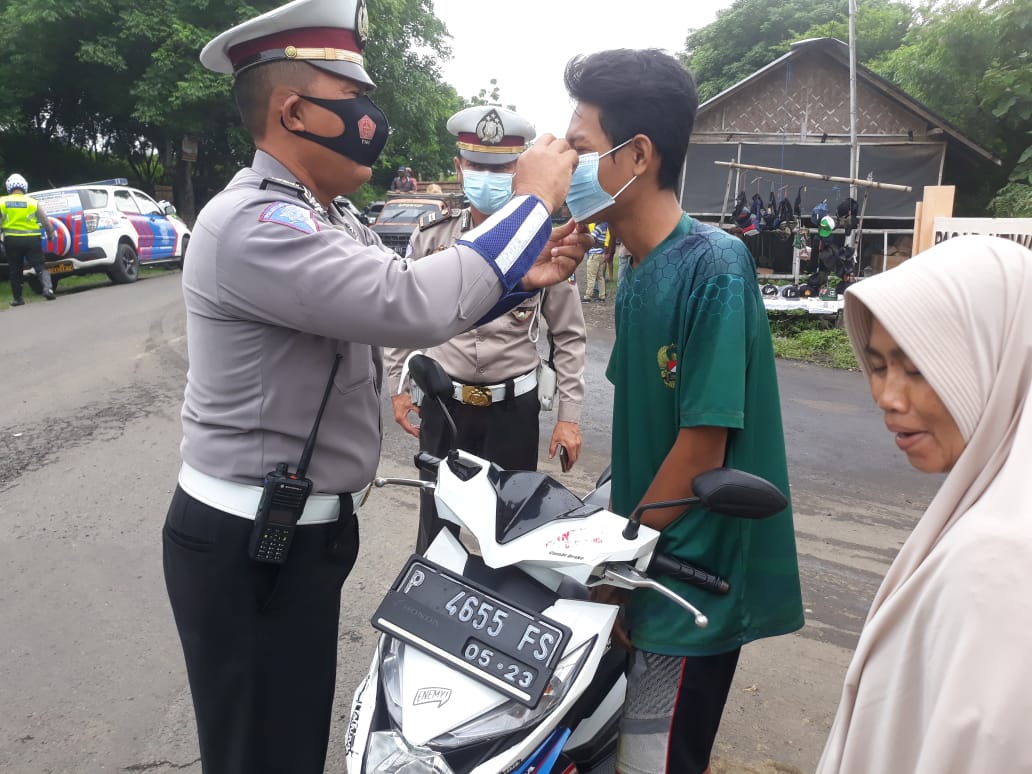 LantasSitubondo's tweet photo. Sabtu, 16 Januari 2021.
Anggota Satlantas Polres Situbondo melaksanakan giat himbauan Prokes Covid19 dan pembagian masker di pasar Hewan Ds. Sumber kolak Kec. Panarukan Kab. Situbondo.
.
.
#jawatimurbangkit 
#NTMCLantasPolri 
#rtmcjatim 
#pidressitubondo 
@IndahCf2009 https://t.co/orIRehiWHd
