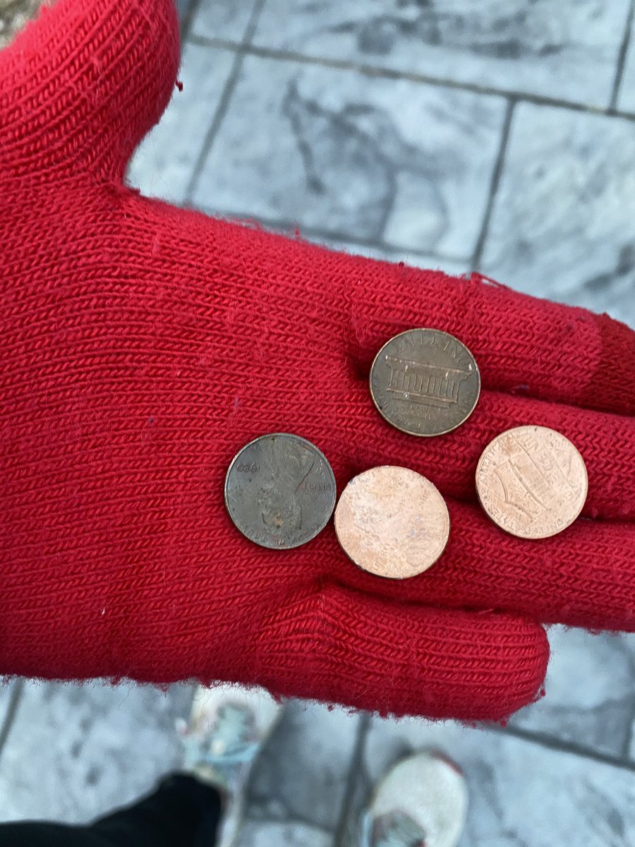 TheOtherLori's tweet photo. 4 super cold walking miles with a friend & look, 4 cents! Bam, walking or running the change fairies still come to visit π°#runchat #paid2workout #iswinteroveryet #howmanylayers https://t.co/UwMdnqCET2