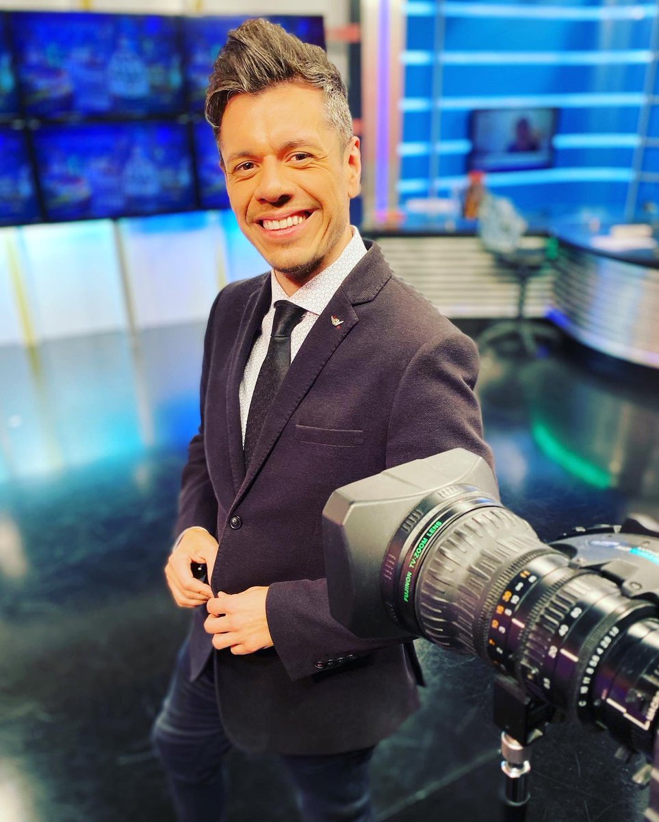 hectorlocutor's tweet photo. #Trasnoche26 @canal26noticias look de @EquusSanJusto y pin de #Lclock https://t.co/EkF13k6Y43