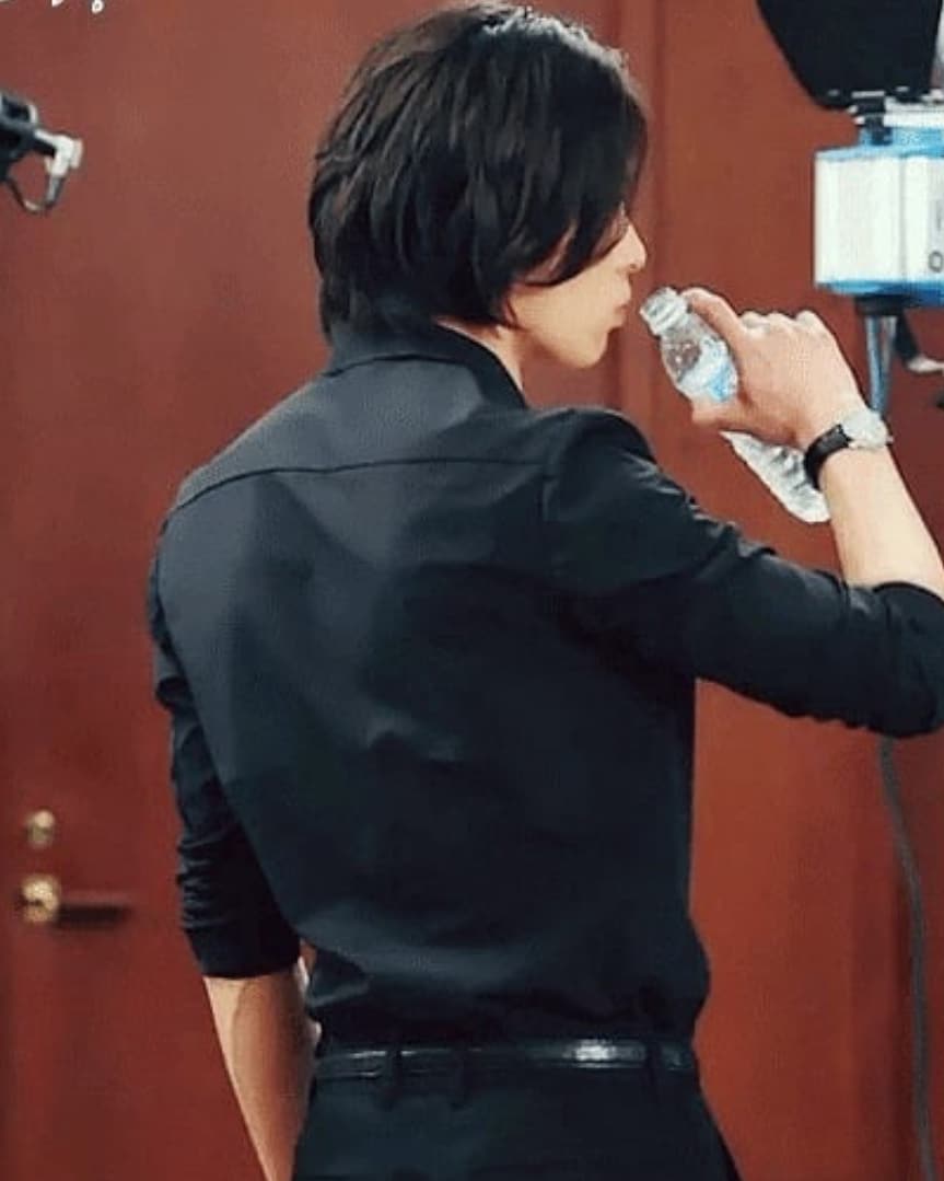 Back to back to back of 's sexy back.. I've had enough, so when will you be back? . #김재욱  #KimJaeUck  #KimJaeWook  #キムジェウク  #TheGuest  #BadGuy