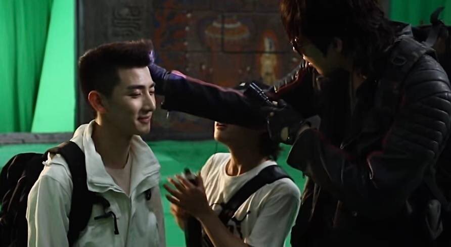 Yuning taking care of this precious babey Yuhan on set though   #ultimatenote  #tlt3  #终极笔记  #liuyuhan  #刘昱晗  #刘宇宁  #liuyuning  #heihua