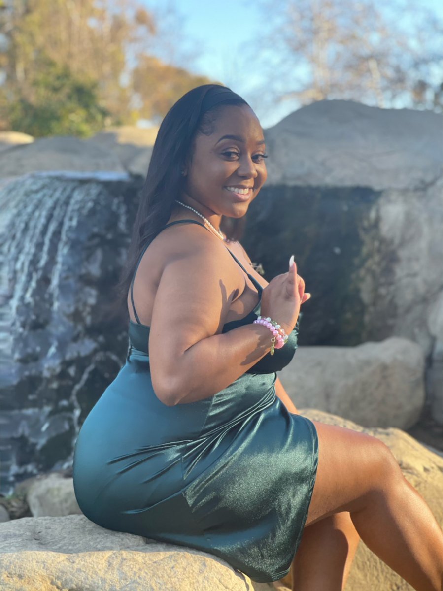 RavenXandra's tweet photo. Proud Pinky #PrettyPressure #FoundersDay #J15 #AlphaKappaAlpha https://t.co/NJ5pX5fo0j