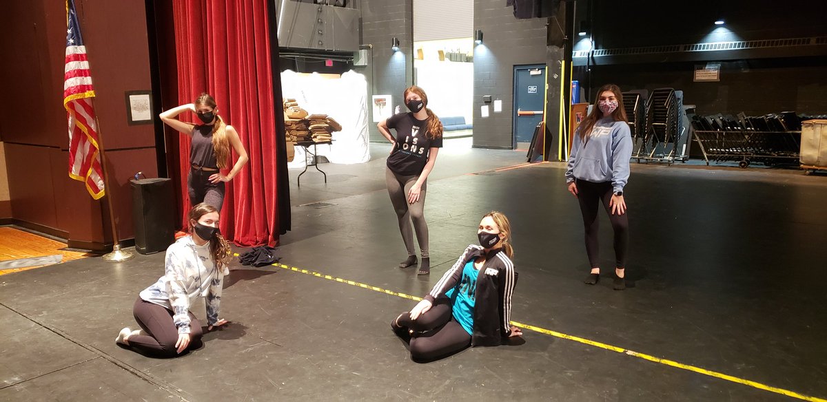 Ms_EJacks's tweet photo. So nice to finally have a rehearsal again! Awesome rehearsal with so many awesome dancers! πβ€ππ #dancersdance #feelingood #twpdance
@TWPDanceDept @twppride @TWPSuperVPA https://t.co/NeLkzTey4v