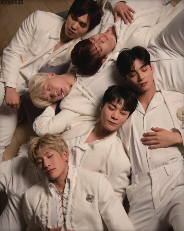 Astro рождество. Astro юнсонхва. Группа astro. Astro v. Astro новый год.