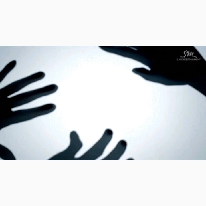 which explains when kyungsoo was startled because of what he saw, he puts away the cube, then the sand immediately fell over. this is when lucky one era enters the scene where majority are guessing that those hands are from both xiumin and suho, but what if it's not them?