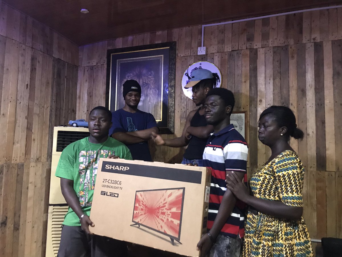 kb12_exe's tweet photo. You guys really made this Christmas the best in our life. Thank you once more fam.🎊#GODBLESSBGN https://t.co/d15Cwd8CGQ