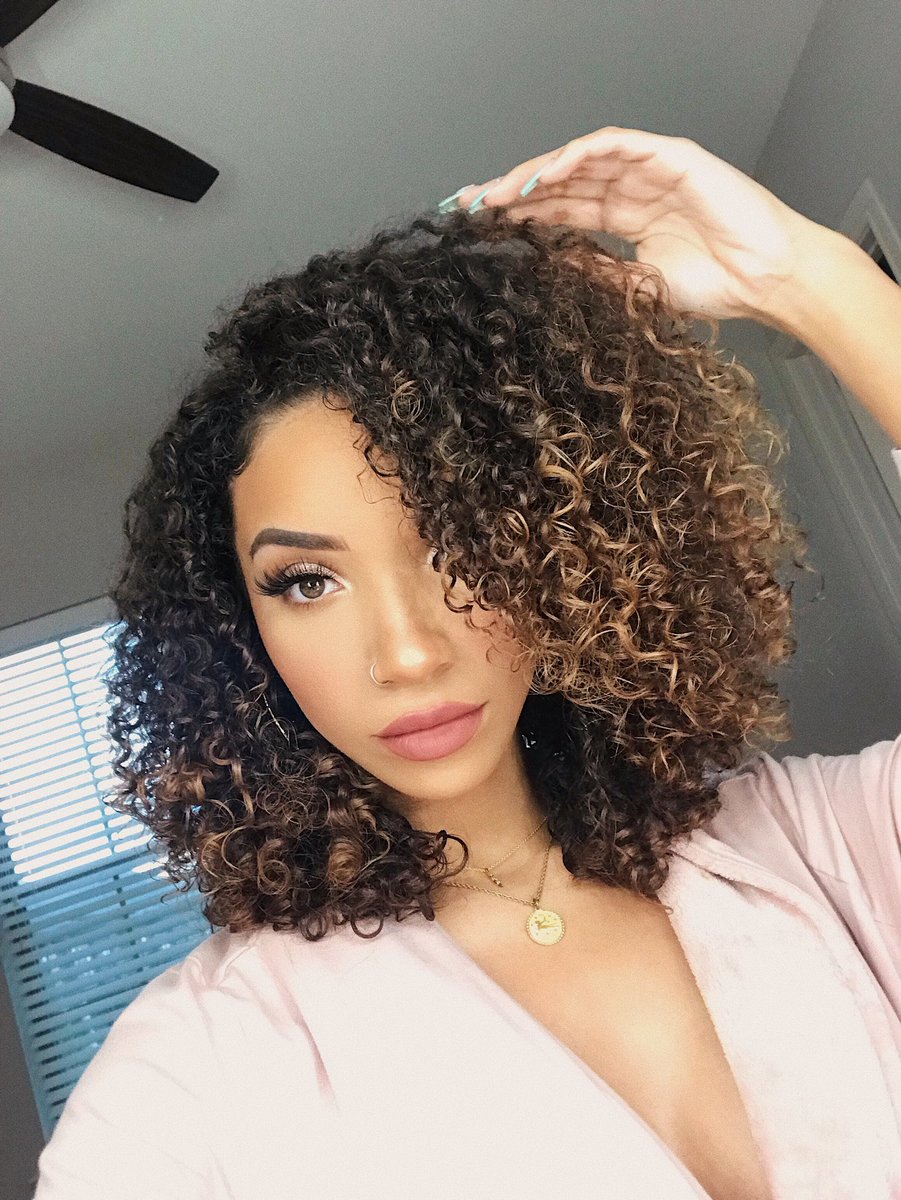 RavenElyseTV's tweet photo. People keep asking if/when I’m gonna grow my hair back out... honestly if I ever do, I feel like I might just lock it up... you can kinda see the vibe with these frizzy twists I had. Just never LOVED my regular curly hair, always prefer something a lil ✨different✨ https://t.co/AYGtRLhnLz