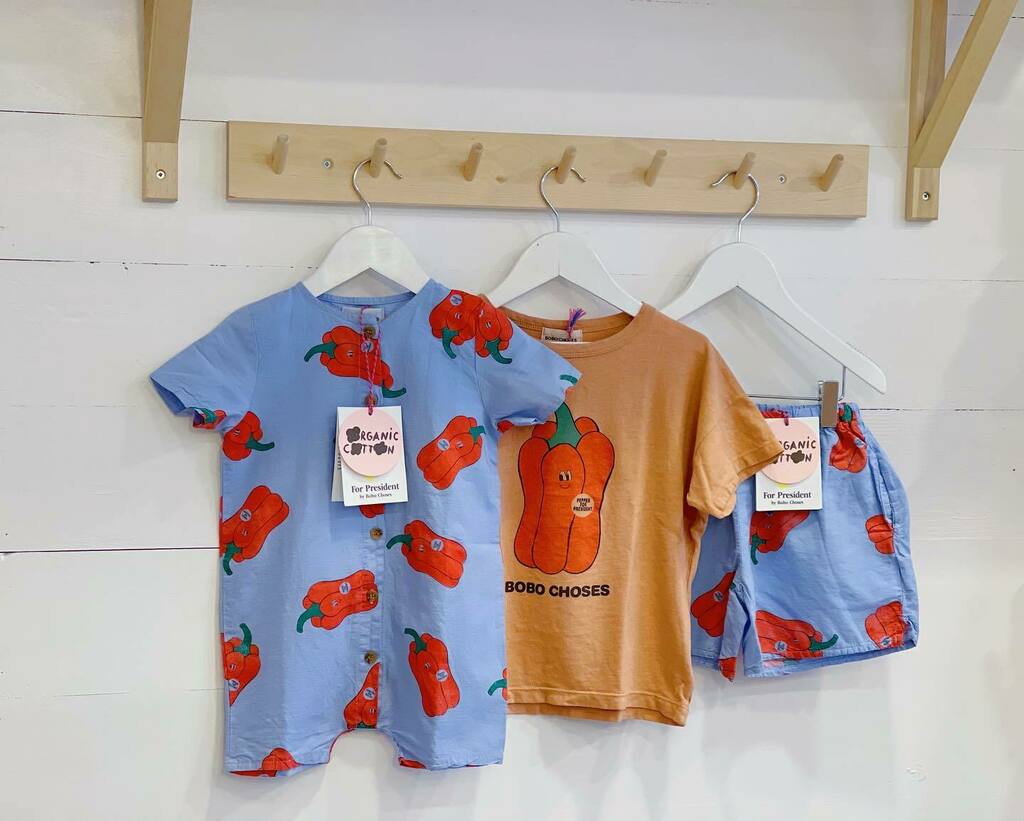 ¡Vamos a ponerle alegría y color a los días grises! 🫑🌶🫑🌶 ¡Ya en @jomamikids la nueva temporada de #bobochoses! 😍 Aún podéis encontrar prendas de FW20 de #rebajas ‼️ No dejes escapar esta marca de culto que enamora a grandes y pequeños‼️
⠀⠀⠀⠀⠀⠀… instagr.am/p/CKGWw_8JIkc/