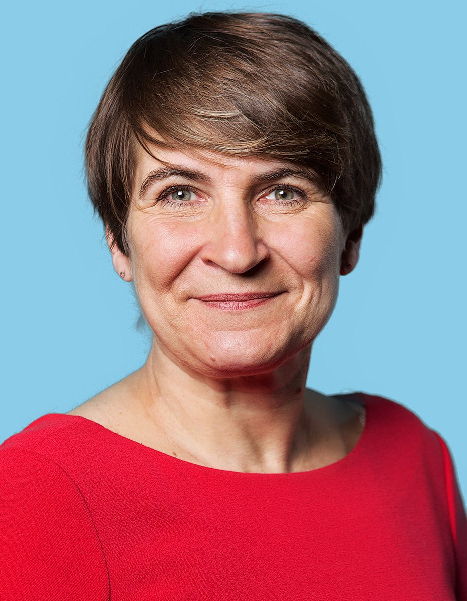 Kunnen we vandaag ⁦<a href="/PloumenLilianne/">Lilianne Ploumen</a>⁩ niet aan wat Twittervolgers helpen met z’n allen? Nu maar 2278... die vrouw verdient het om gehoord te worden. ⁦<a href="/khadijaArib/">Khadija Arib</a>⁩ heeft er 33091, ⁦<a href="/SigridKaag/">Sigrid Kaag</a>⁩ 57755. Verstandige geluiden in tijden als deze. Wie helpt?