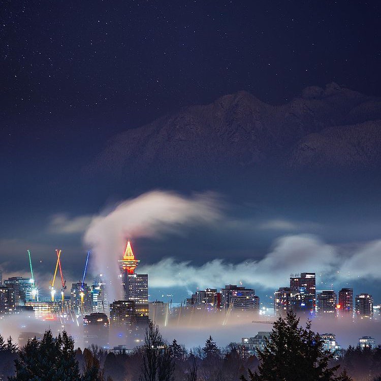 KaplanFrance's tweet photo. Le Canada est un territoire magique en cette période de l'année... On dirait presque que la #ReinedesNeiges est passée par là ! ❄️
On vous souhaite un beau week-end - restez bien au chaud ! 📙
📷 @seeusoontravel @kaplantoronto @kaplanvancouver
#canada #toronto #vancouver https://t.co/NicrIOnFlx