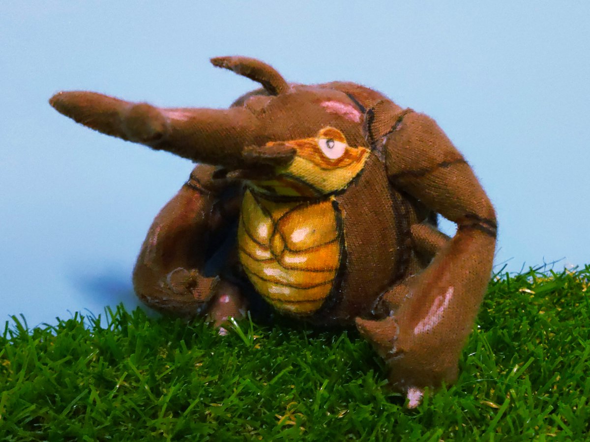 カラメタ工房 モンスターファーム2より ビークロン人形です 本来甲虫なので布よりエナメルなどで作った方が質感は出そうです そんな都合のいい生地はないですが ビークロンは時々 技で角を取り外すという 奇天烈モンスターですが こちらの人形は