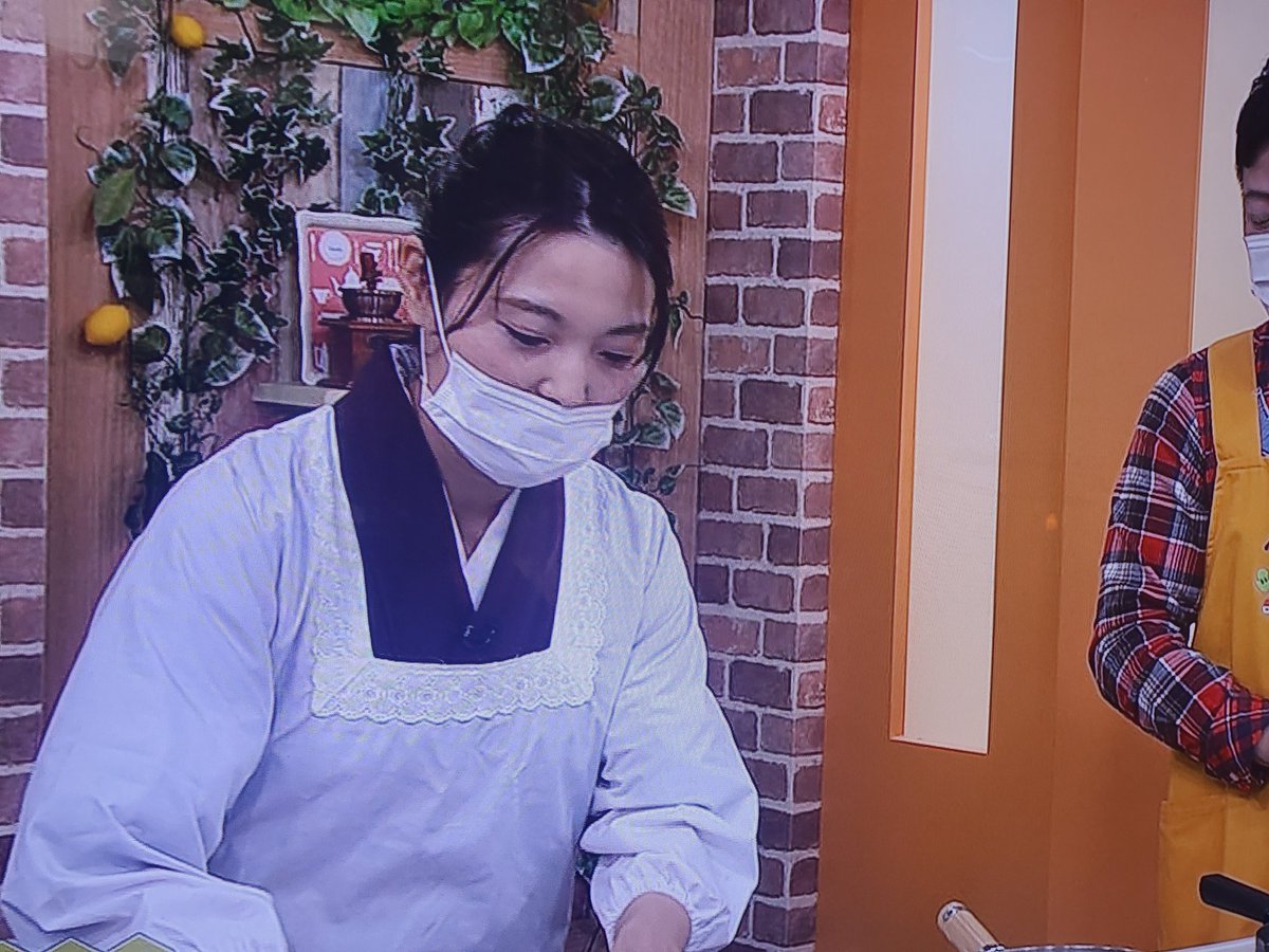 ジョイル代官 テレビ番組で前髪を長く垂らして料理をつくる グルメライター山田涼子に強い怒りを感じた 不潔な髪型で料理をつくるのは不快感を感じる また 毛が食品に付着することもある 料理人は髪を短髪にするか 前髪を短くするべきである ジョイル代官 テレビ番組で前髪を長く垂らして料理をつくる グルメライター山田涼子に強い怒りを感じた 不潔な髪型で料理をつくるのは不快感を感じる また 毛が食品に付着することもある 料理人は髪を短髪にするか 前髪を短くするべきである