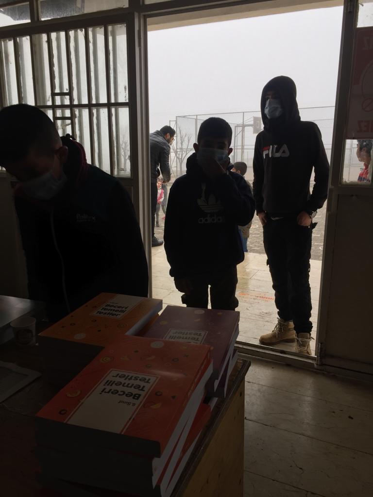 Milli eğitim müdürlüğü tarafından öğrencilere sağlanan kaynak kitap dağıtımını yaptık. Emeği geçenlere öğrencilerimiz adına teşekkür ederiz.