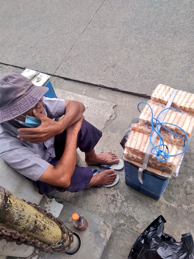 temporaryppl_'s tweet photo. Yuk yang daerah Depok atau suka turun di stasiun Pondok Cina boleh dibantu beli dagangan Bapaknya aka Pak De. Jualan kue semprong cuma 10k/bungkus, baru laku 3 (termasuk punya gue 2). Usianya udah 83 tahun, cuma ambil untung 2500/bungkus. Boleh bantu RT juga 🙌 https://t.co/9ube5oTuMy