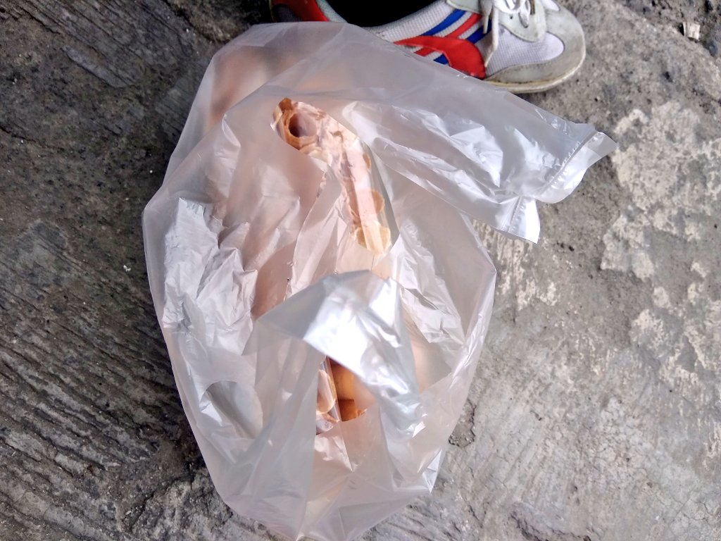 temporaryppl_'s tweet photo. Yuk yang daerah Depok atau suka turun di stasiun Pondok Cina boleh dibantu beli dagangan Bapaknya aka Pak De. Jualan kue semprong cuma 10k/bungkus, baru laku 3 (termasuk punya gue 2). Usianya udah 83 tahun, cuma ambil untung 2500/bungkus. Boleh bantu RT juga 🙌 https://t.co/9ube5oTuMy