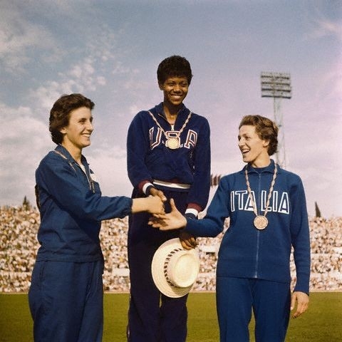 uaktuelle's tweet photo. THE BLACK GAZELLE
Hun risikerede aldrig at kunne gå igen efter børnelammelser, men spurtede fra profetierne og tog tre OL-guldmedaljer som 20-årig. Få historien om atleten og borgerrettighedsforkæmperen Wilma Rudolph - og hør, om du er den heldige vinder af en bog fra @LRforlag https://t.co/szIv9Sp0zC