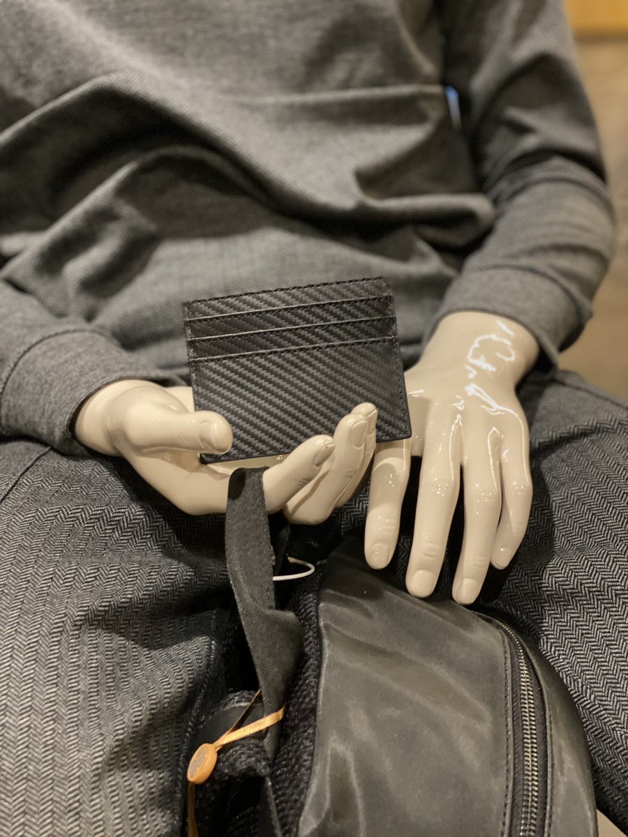 aybarcoo's tweet photo. Karbon fiber slim kartlığımızın fonksiyonelliğinden tam verim alabilmeniz için 6-8 adet karta kadar tavsiye etmekteyiz. Ayrıca kartlıklarımızın içerisine nakit para ekleyebileceğiniz orta bölüm mevcuttur.
.
.
.
.
#aybarcraft #carbonfiber #slim #cardholder #brandroom #nişantaşı https://t.co/oso9rhB4x3