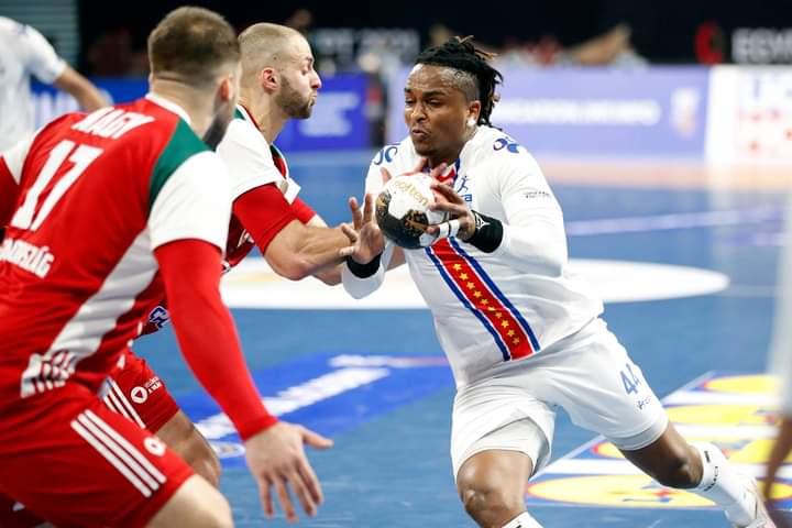 dtudo1poucocv's tweet photo. Algumas imagens da estreia ontem de Cabo Verde no Mundial onde os Tubarões Azuis jogaram contra a 🇭🇺 e perderam por 34-27.
https://t.co/x4190QapGS
#TubaroesAzuis
#BlueShark
#GOCapeVerde
#CaboVerde
#EGYPT2021 https://t.co/9wInGcCOPF