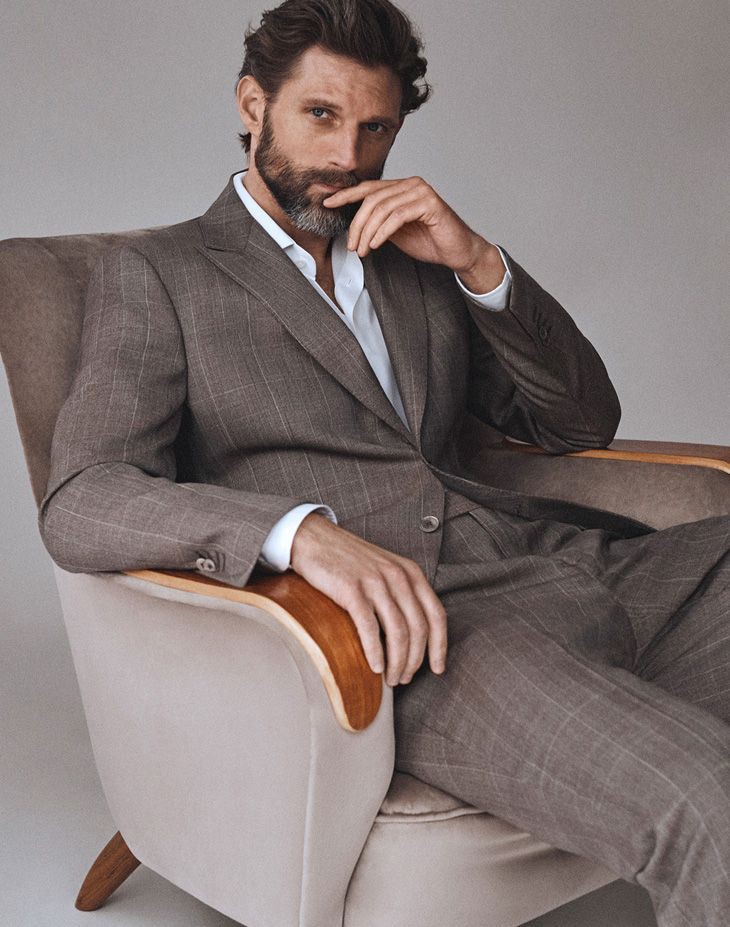 " Shift your hunting ground for a few years and everyone forgets how the law works. Well, let me remind you"
18+
•Ruthless hunter
•Profit driven CEO
•Despises man