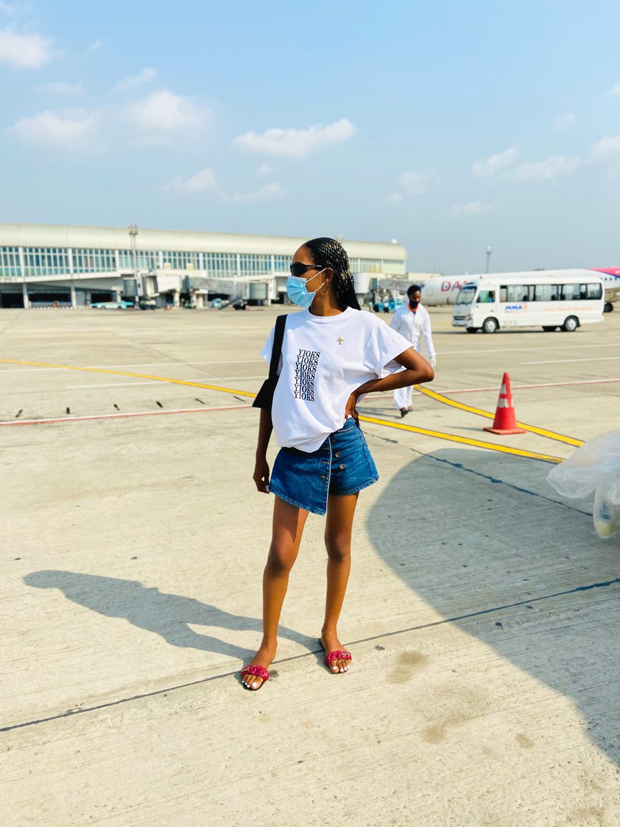 Yioks2's tweet photo. @yiokie_a looking gorgeous in outfit from Yioks.
Shirt, slippers and bag, all available in store for pick up. Kindly to cop yours.
To order kindly comment/dm/call:08054972277
#yioks #yioksfemale #yioksfootwears #yioksbags #casualshirts https://t.co/ixZQeY48hb