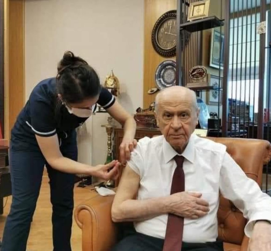 Bu resimdeki yanlışlardan
Bir kaçı

1) Aşı sağ koldan yapılmaz.
2) Böyle bir devlet adamına sivil hemşire aşı yapmaz
3) Hemşire de kep ve eldiven neden yok?
4)  Sayın Bahcelinin maskesi yok
5) Tüm bu hataları fotoğraflayan amatör kim?
6) Millet bu kadar aptal değil?