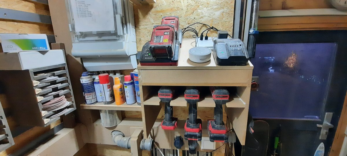 Endlich fertig, meine Akkuladestation inkl. Akkuschrauberhalter, USB Anschluss, Alexa, Handyhalter und zusätzlichen Steckdosen. I like... #DIY #holzwerken #frickeldave #werkstatt