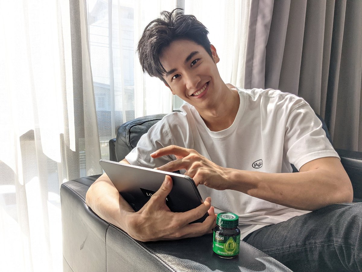 Tawan_V's tweet photo. เปิดปีมาก็ต้องฮึบหนักเลย งานเลื่อน,ยกเลิก วางแพลนใหม่หมด แต่ยังไงก็สู้ครับ ยิ่งพอได้ดื่มแบรนด์ซุปไก่สกัด รู้สึกได้บูสตัวเองให้มีแรงฮึบเรื่อยๆ ���ะอีกกี่แพลนก็มา! เป็นกำลังใจให้ทุกคนนะ ถึงจะหนักแต่เราจะผ่านไปด้วยกัน สูดหายใจลึกๆ แล้วฮึบสู้ไปด้วยกันนะ  #ฮึบดิฮึบ #จะฮึบกรึ๊บแบรนด์ 💚 https://t.co/jeDoEeO0AO