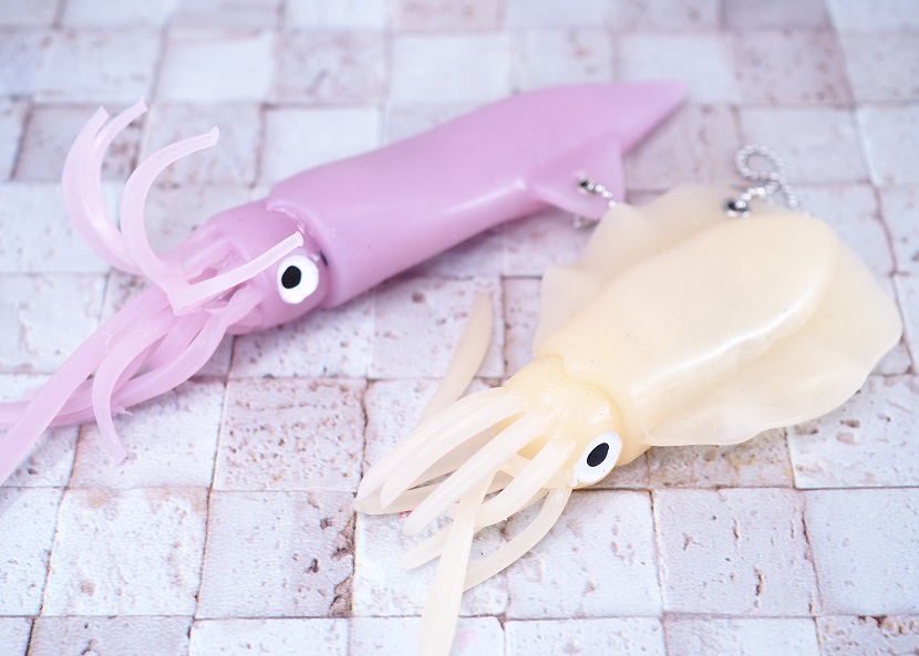 紅蓮ラン Sラングレン 内部に衝撃で光る振動センサーライトが内蔵されている 種類はアオリイカとヤリイカのみ せっかく光るのにホタルイカモチーフじゃないんだ ってなった