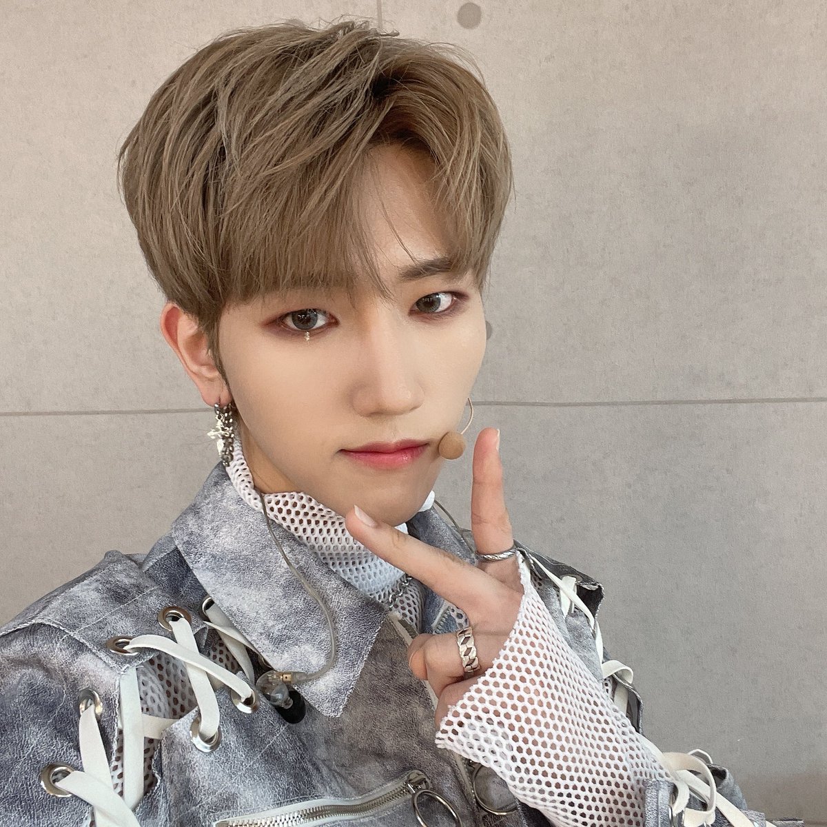 ELASTofficial's tweet photo. 엘링❤️❤️❤️
오늘 음중도 화이팅!!!
오늘은 저도 크롭자켓ㅎ 부끄..😋

#ELAST #엘라스트 #baekgyeul #백결 https://t.co/Ezi8SBaDO4