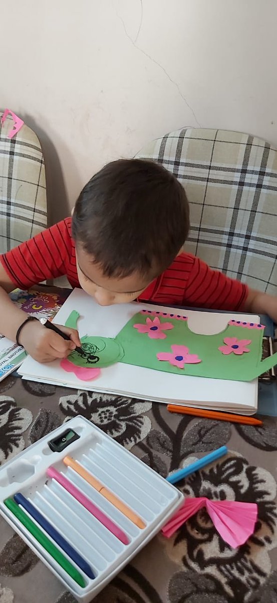 SAI_Edu_In's tweet photo. They enjoyed the story 'The Ant and the elephant' narrated by the teacher through a video presentation. After the storytelling session,their imagination was beautifully expressed by making a character of the story.
#Naturalisticintelligence https://t.co/0zJGprgkos