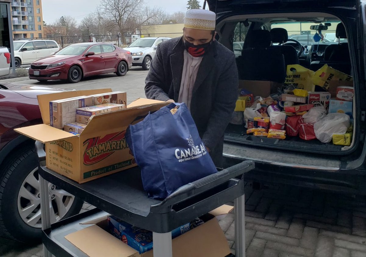 Bohras_Canada's tweet photo. During the 2nd Ontario lockdown and "Stay Home" orders due to #COVID19, the @Dawoodi_Bohras of #Toronto - in collaboration with @ProjectRiseDB &amp; @360kids_york - have been helping our local youth to gain access to healthy food, warm clothes &amp; hygiene products. https://t.co/NDt1DGRkkl